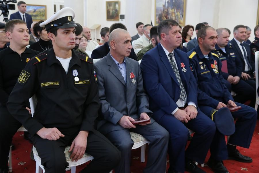 В преддверии Дня Героев Отечества Казбек Коков вручил государственные награды бойцам из Кабардино-Балкарии