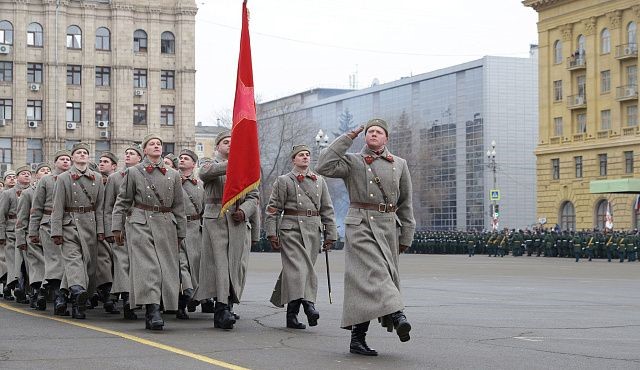 На главной площади города-героя Волгограда состоялся парад в честь юбилея Сталинградской Победы