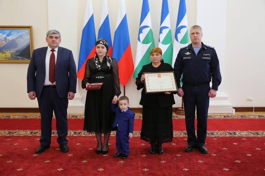 Золотая Звезда Героя России капитана Тимура Тамазова передана на вечное хранение его семье