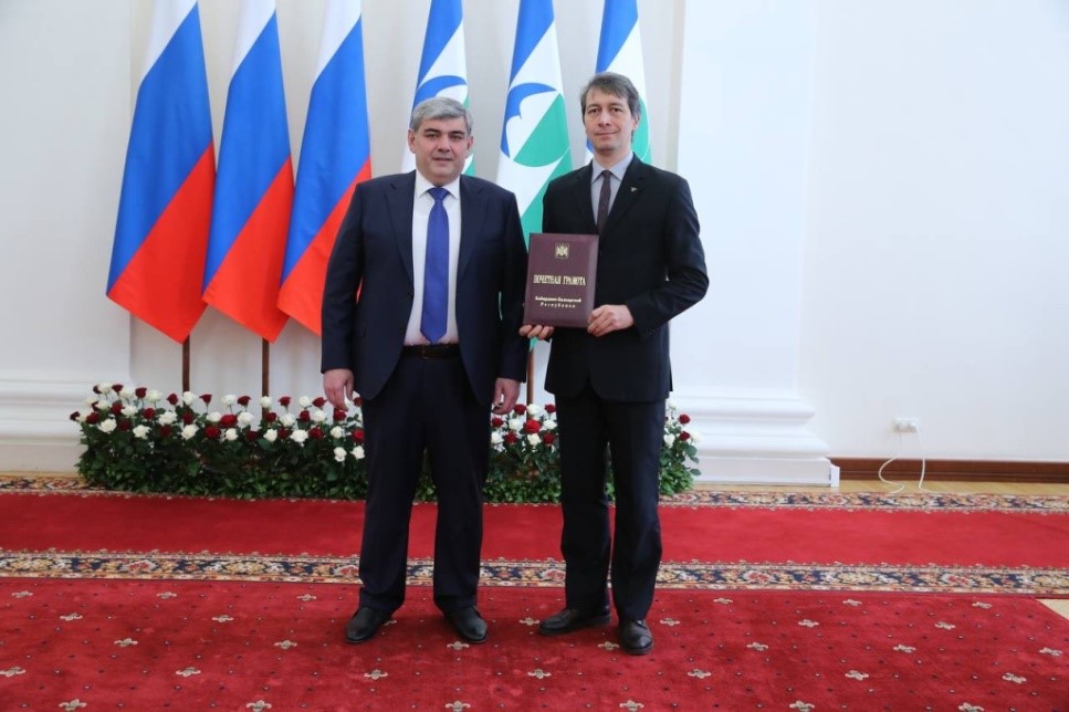 Казбек Коков поздравил учителя физики Аслана Кашежева с победой во всероссийском конкурсе