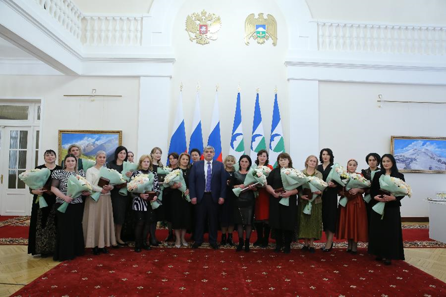 Казбек Коков вручил медали «Материнская слава» многодетным матерям