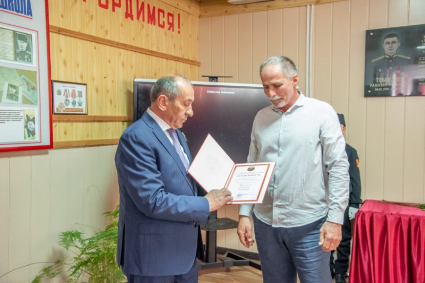 Отцу героя СВО Рамазана Тебердиева вручили благодарственную грамоту от Президента России