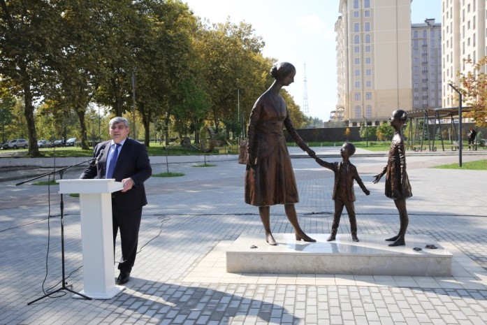В столице Кабардино-Балкарии установили памятник Учителю